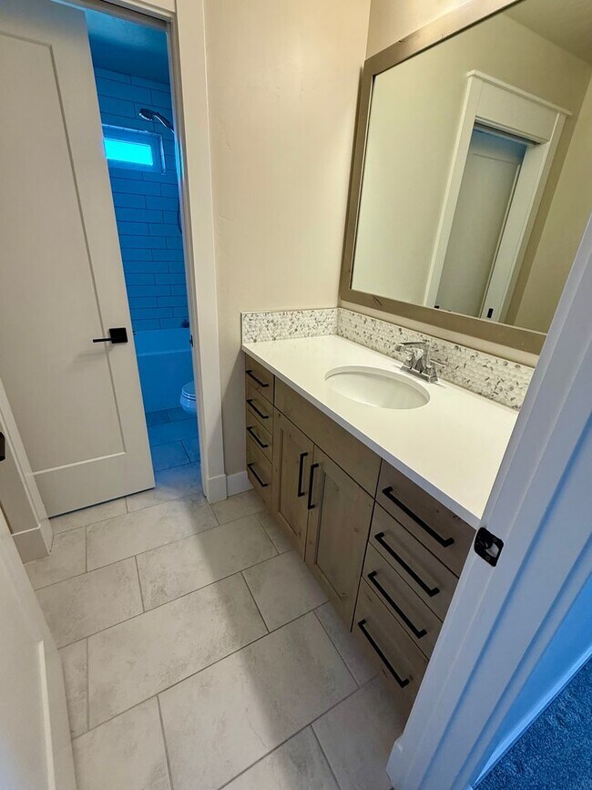 Building Photo - Welcome to this stunning 5-bedroom, 3.5-ba...