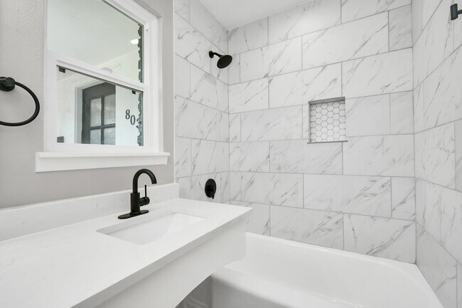 Building Photo - 8034 Ridgeview Dr