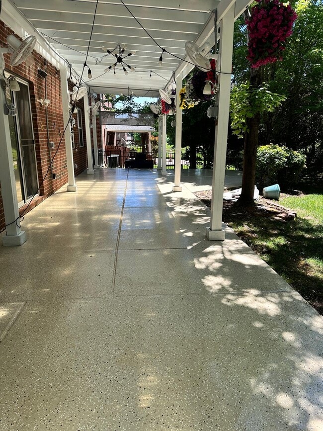 Building Photo - 10110 Paxton Run Rd