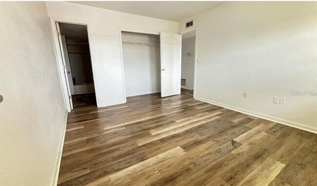 Building Photo - 860 Sky Lake Cir