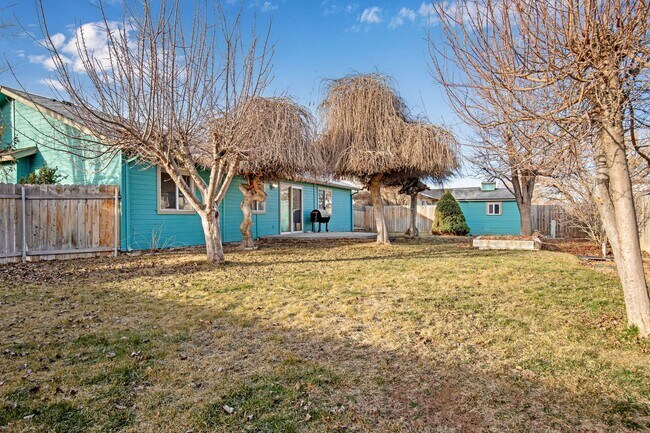 Building Photo - Furnished 3-Bedroom Home with Fenced Yard - Pet Friendly