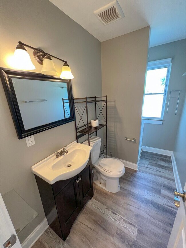 Building Photo - Modernized 2nd Floor Apartment in Franklinton – Your Urban Oasis Awaits!