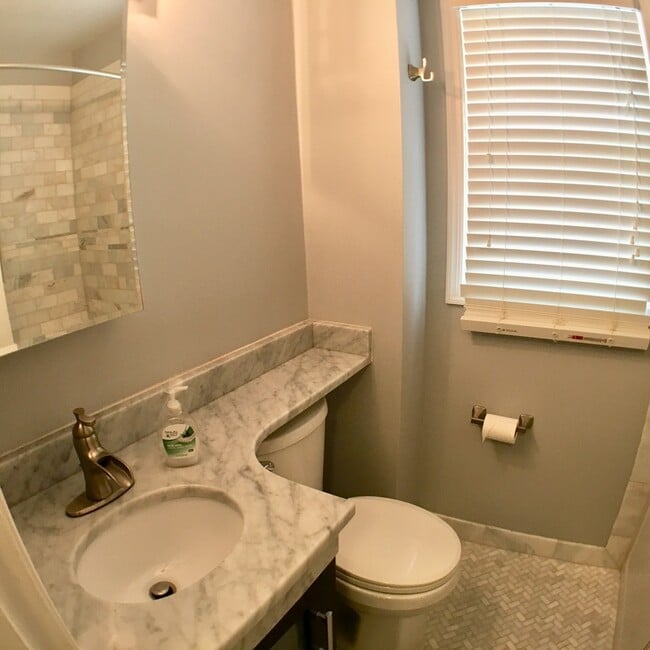 Building Photo - Updated 1BR/1BA 2-level TH in great location