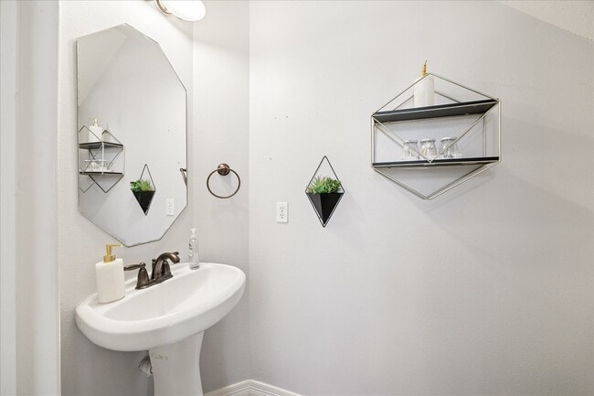 Building Photo - 6426 E Linpar Ct