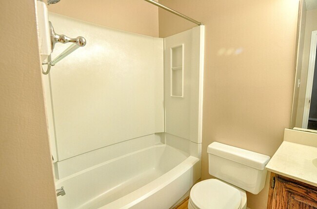 Building Photo - Townhouse close to UNC-CH!