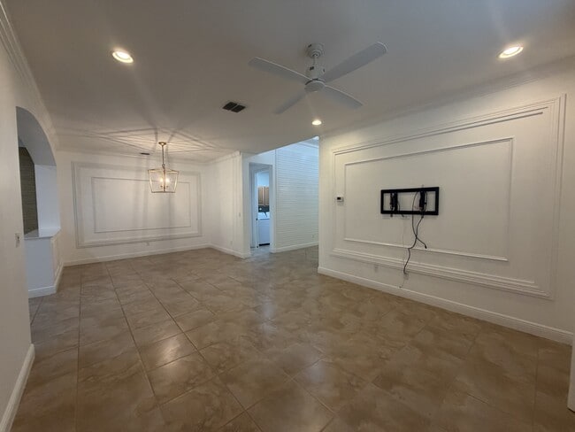 Building Photo - 11908 SW Crestwood Cir