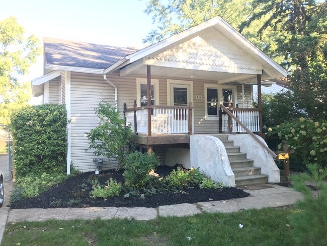 Building Photo - 819 Wyandotte Ave