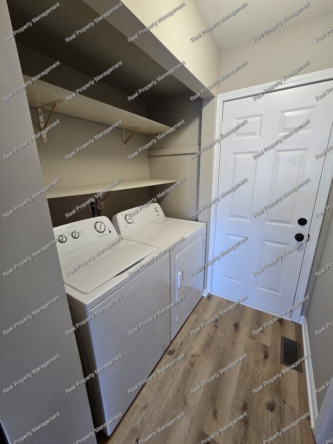 Building Photo - Updated 2 Bedroom Condo