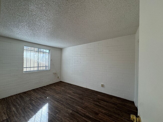 Building Photo - 2Bdm 1 Bath, Washer/Dryer Hookups, Will no last long!