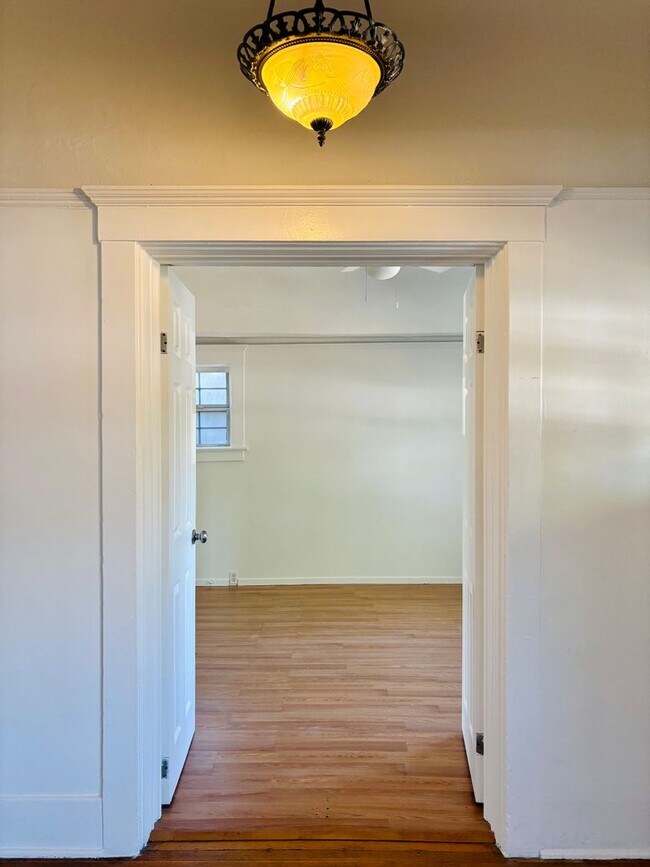 Building Photo - 2130 W 29th Pl