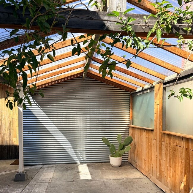 Building Photo - Gaskill Gem 4/2 with Studio ADU Included