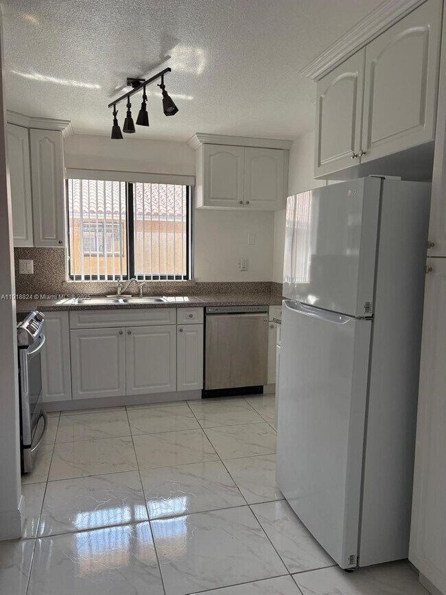 Building Photo - 2740 W 61st St