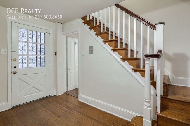 Building Photo - Charming Two Bed Rittenhouse Apartment