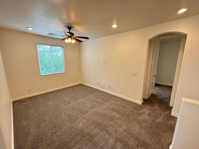Building Photo - 10735 Knickerbocker Ave