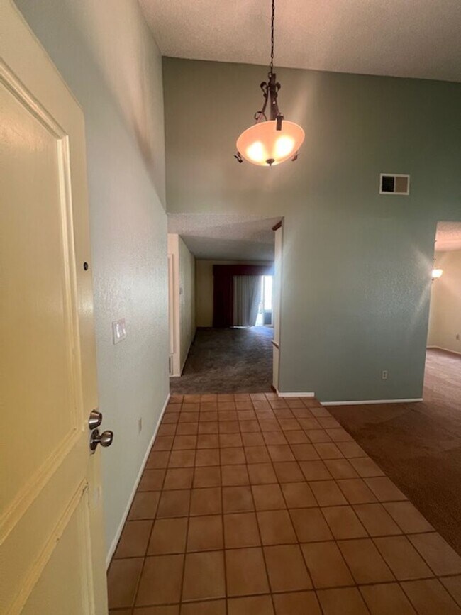 Building Photo - Beautiful 3 Bedroom, 2 Bathroom Sylmar Home! Ready for Move-In!