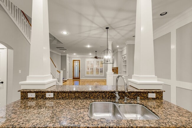 Building Photo - 1141 Louise St