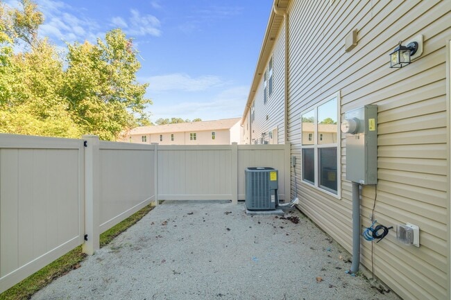 Building Photo - 2 Bed 2.5 Bath Townhome