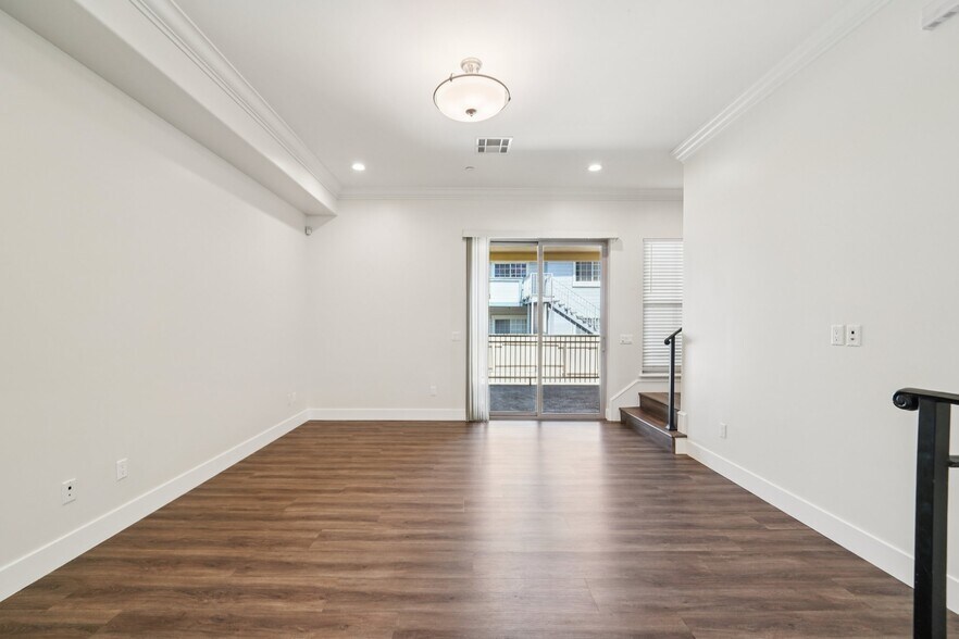 Building Photo - 1406 S Alta Vista Ave