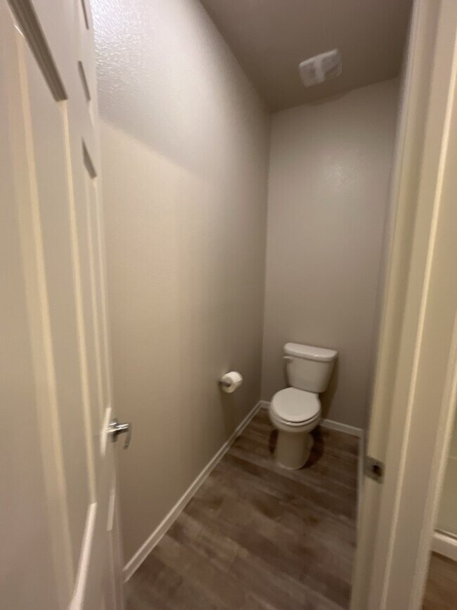 Building Photo - SHORT TERM LEASE,  Beautiful 3 bedroom 3 bathroom townhome.