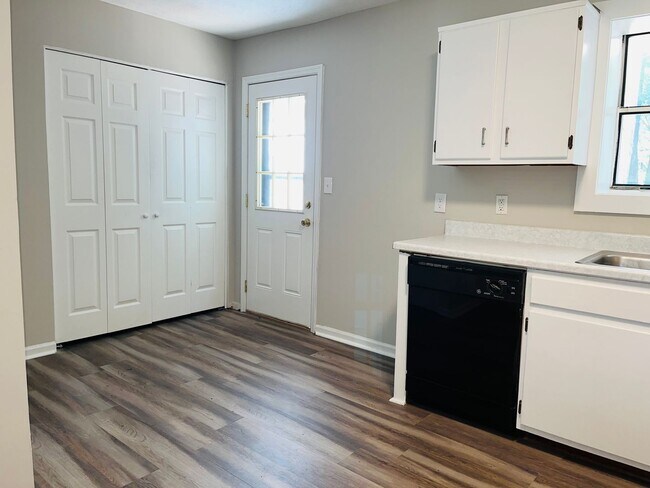 Building Photo - Location, location, location! Renovated townhome near Downtown Douglasville! Must See!