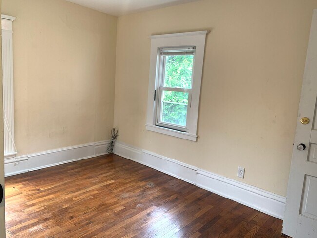 Building Photo - Large 4 Bedroom home!