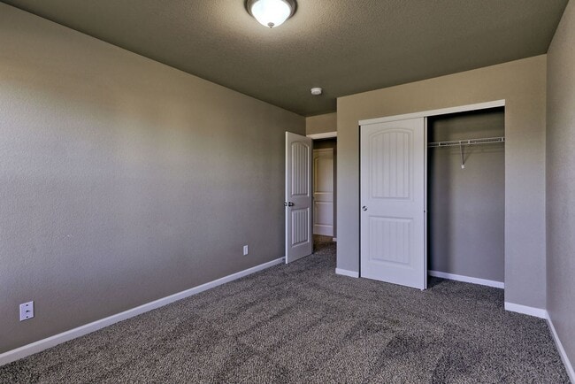 Building Photo - 3 Bedroom 2 1/2 Bath in Loveland