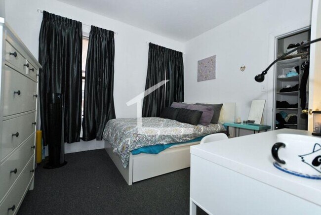 Building Photo - Large 4 bed unit for all the Mission Hill ...