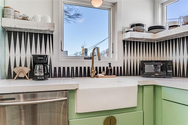 Building Photo - 724 Charles Allen Dr NE