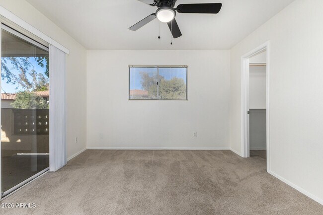 Building Photo - 1880 E Morten Ave