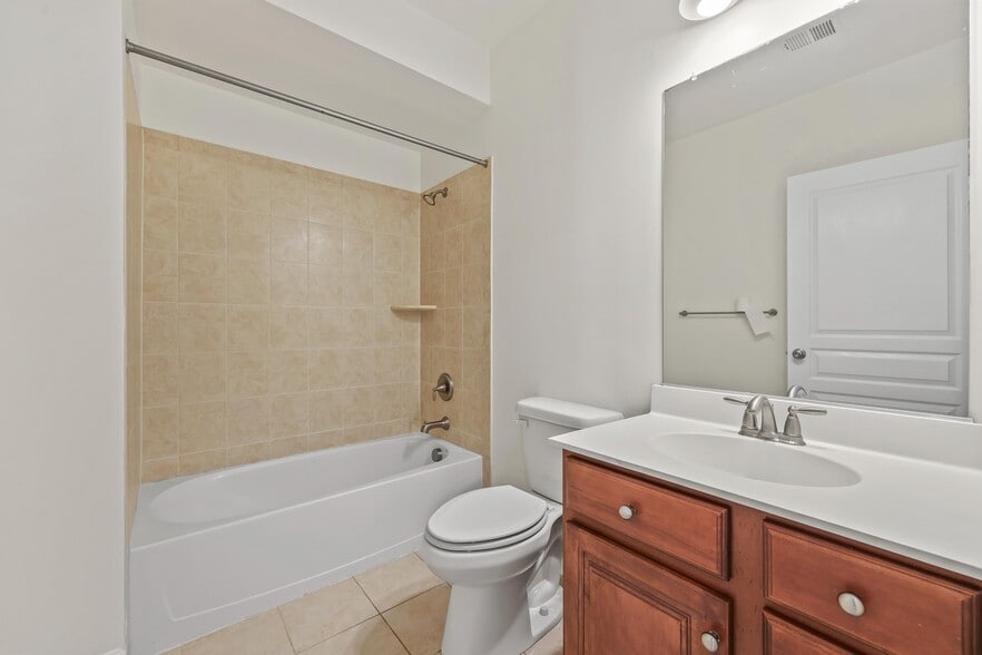 Full private bathroom - 5619 Websters Way