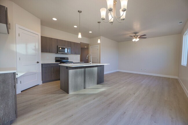 Building Photo - Crimson Park Town Home.