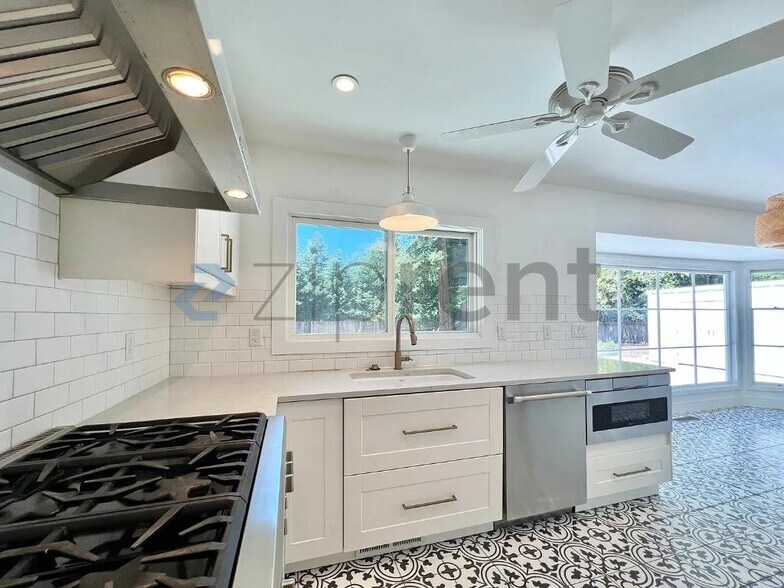 Building Photo - 1531 Silver Trail