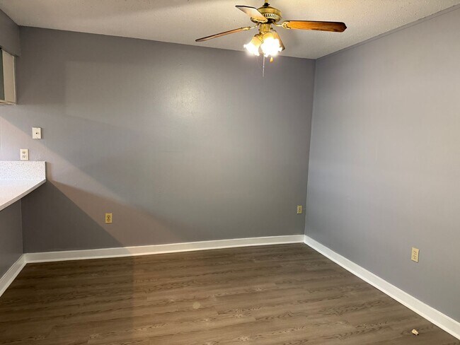Building Photo - * MOVE IN SPECIAL * 1/2 OFF 2ND MONTH'S RENT!! Spacious 876 SF Unit - 2 bd / 1 ba near UF - Brand...