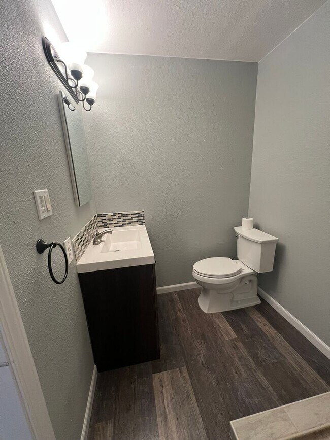 Building Photo - 3 Bedroom, 2 Bathroom Home - Located near Sky Lakes and Oregon Tech!