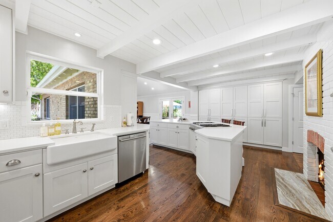 Building Photo - 2721 Wilshire Dr S