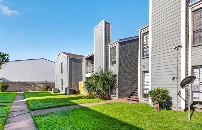 Building Photo - 12500 Sandpiper Dr