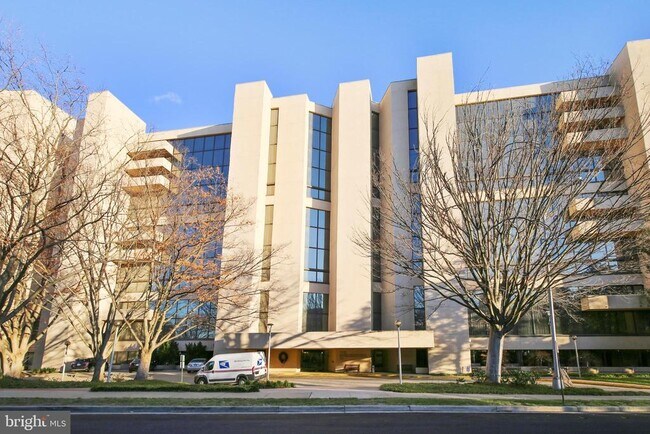 Building Photo - 1101 S Arlington Ridge Rd