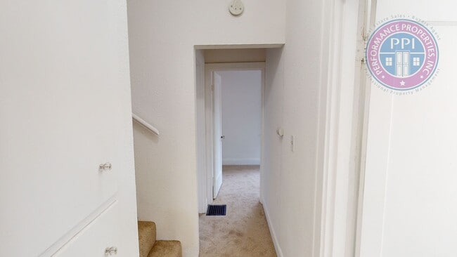 Building Photo - Coveted Old Town Lake Oswego Craftsman | Walk to George Rogers Park, Downtown Dining & Shopping