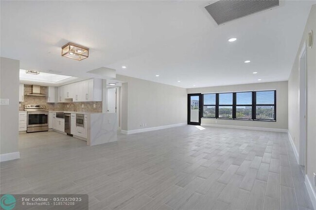 Building Photo - 3200 Port Royale Dr N