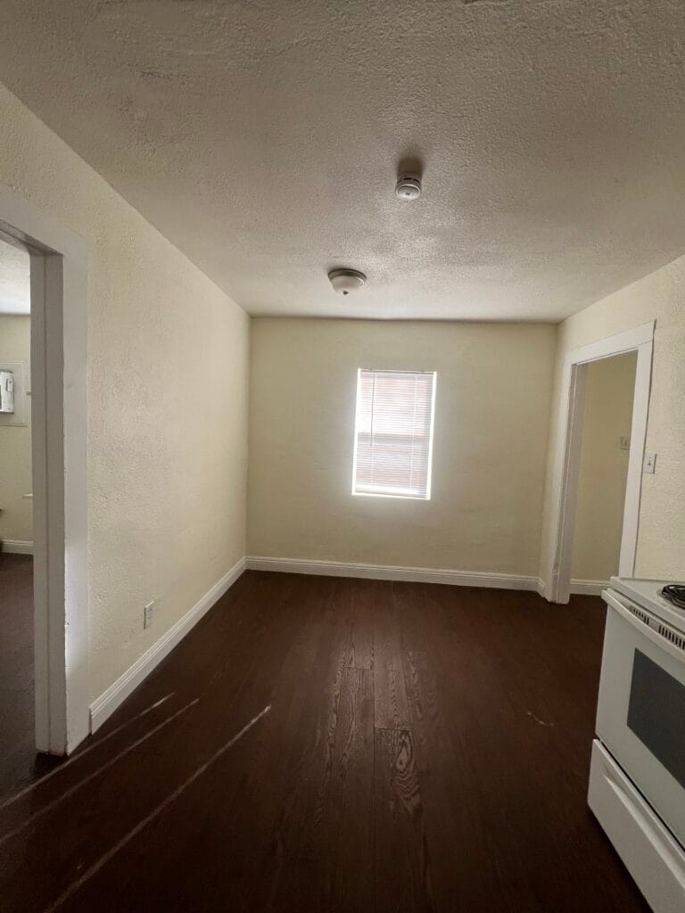 Building Photo - 413 W Van Buren Ave