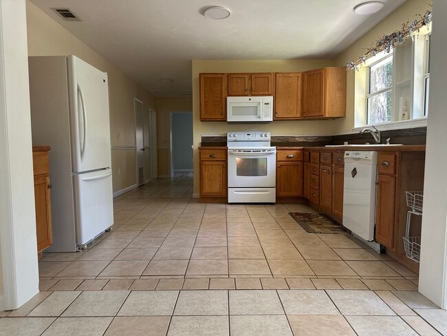 Building Photo - 2 Bedroom Home Available Now