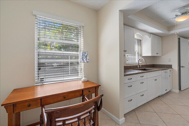 Building Photo - Beautifully updated 2 bed/2 bath located c...