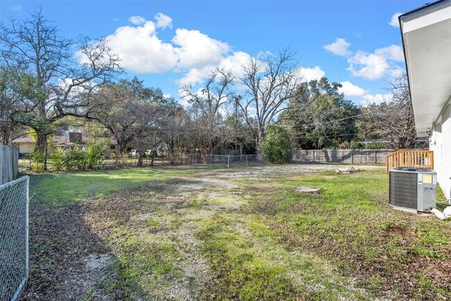 Building Photo - 2416 Lake Air Dr
