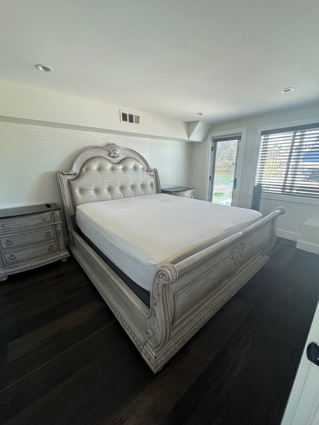 Building Photo - 686 Port Dr