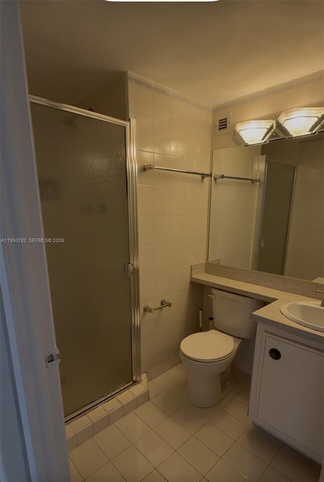 Building Photo - 1450 Brickell Bay Dr