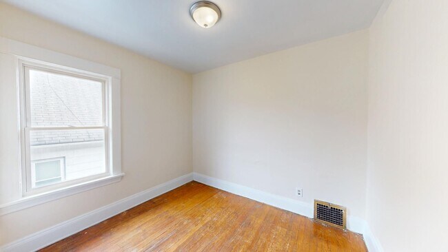 Building Photo - 2 bedroom/1 bath (upper unit)- 1ST MONTH FREE IF LEASE SIGNED BY 10/15