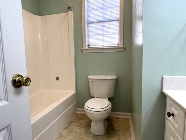 Building Photo - Absolutely Adorable Home Near Lake Joy Elementary