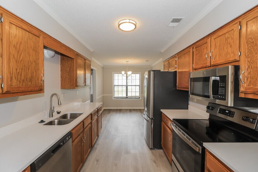 Building Photo - 5996 Lawnhill Dr