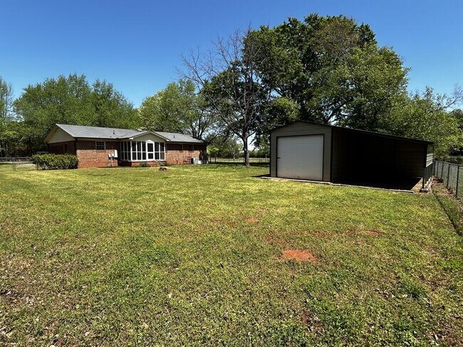 Building Photo - 418 Bishops Branch Rd