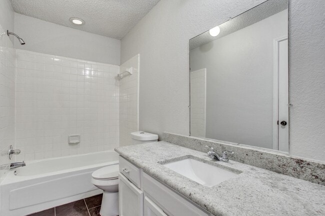Building Photo - 3 Bedroom Duplex - Updated and Bright - Av...